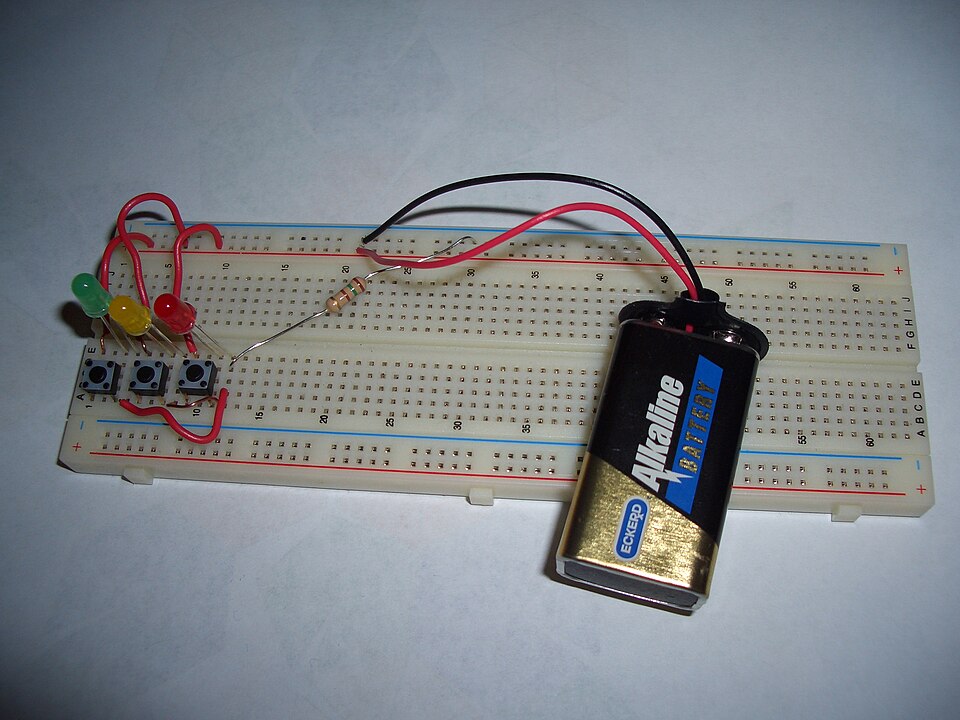 Foto breadboard dengan beberapa LED terpasang